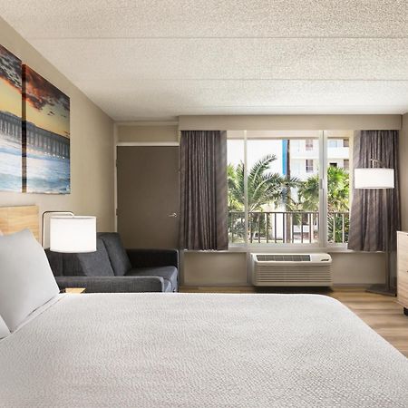 Days Inn By Wyndham Cocoa Beach Port Canaveral Екстериор снимка