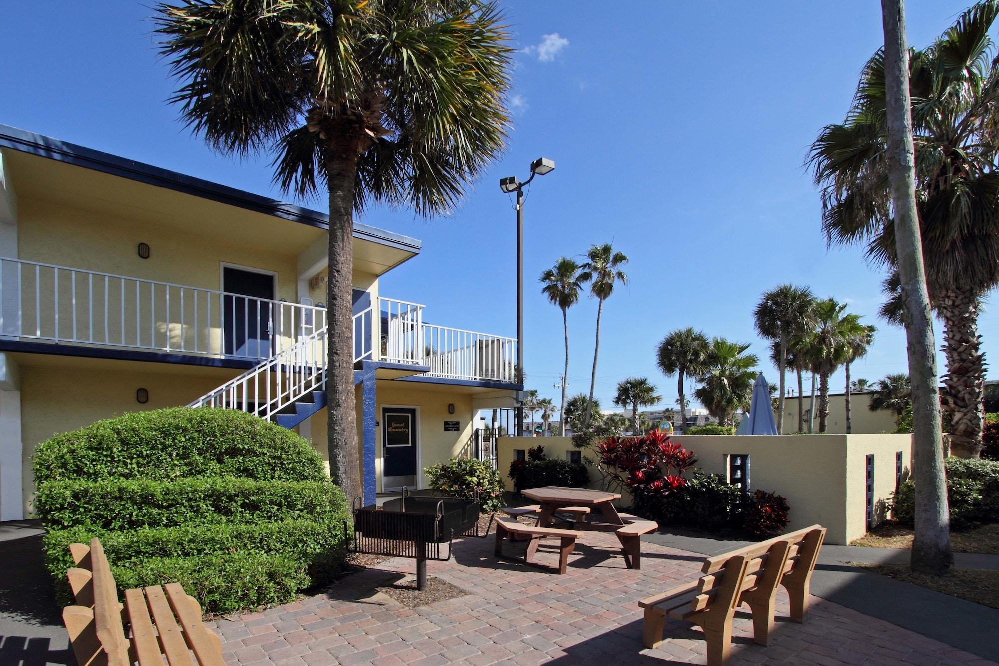 Days Inn By Wyndham Cocoa Beach Port Canaveral Екстериор снимка