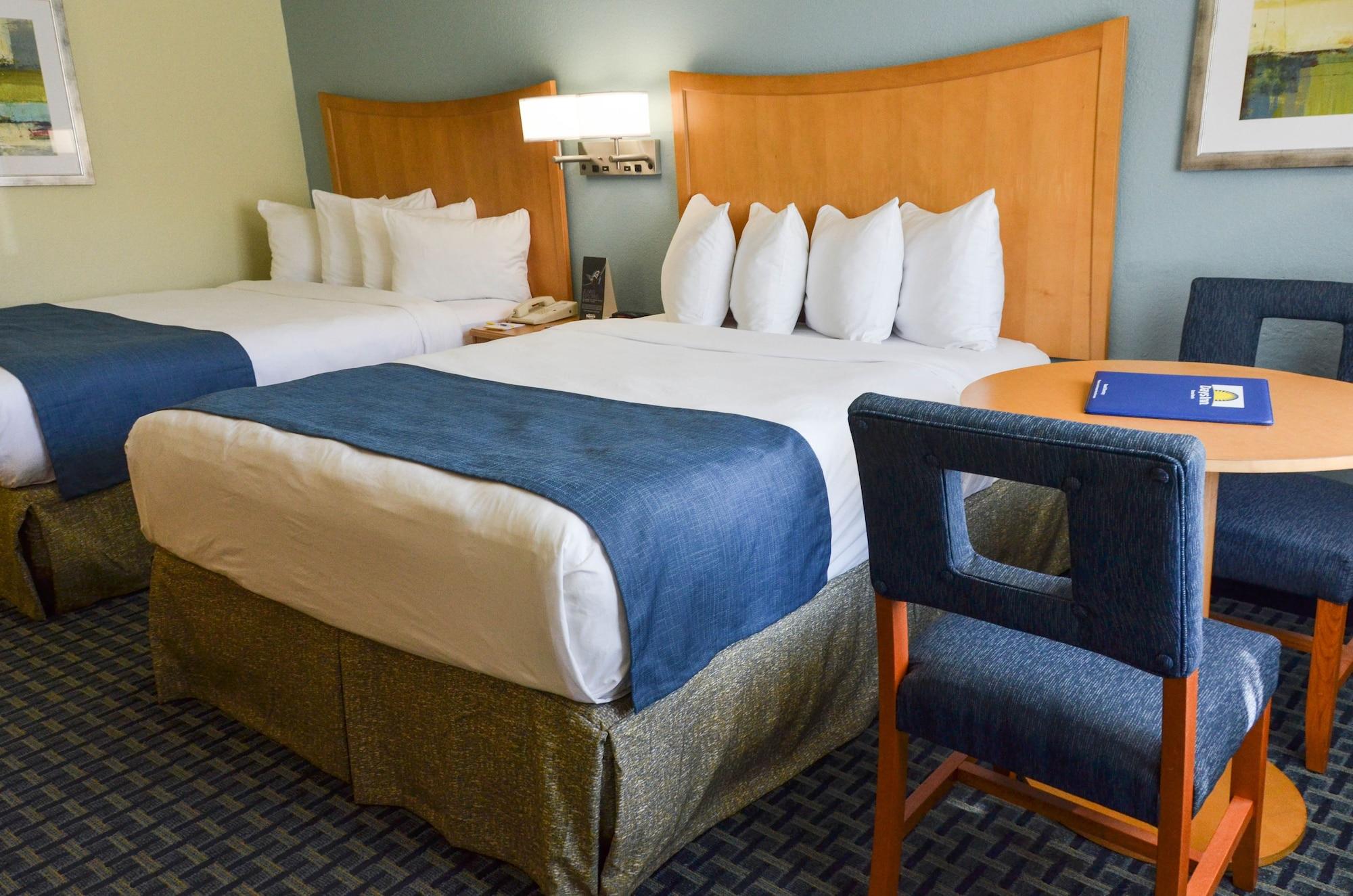 Days Inn By Wyndham Cocoa Beach Port Canaveral Екстериор снимка