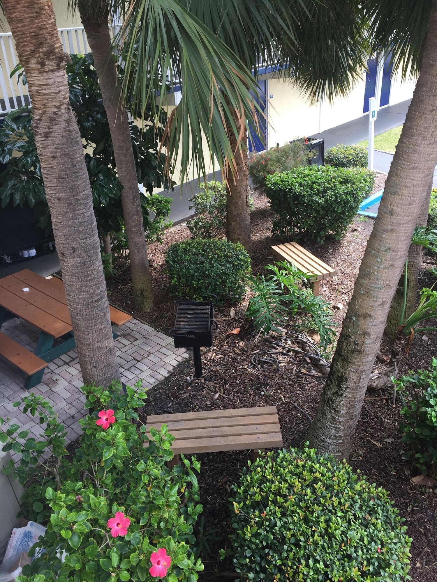 Days Inn By Wyndham Cocoa Beach Port Canaveral Екстериор снимка