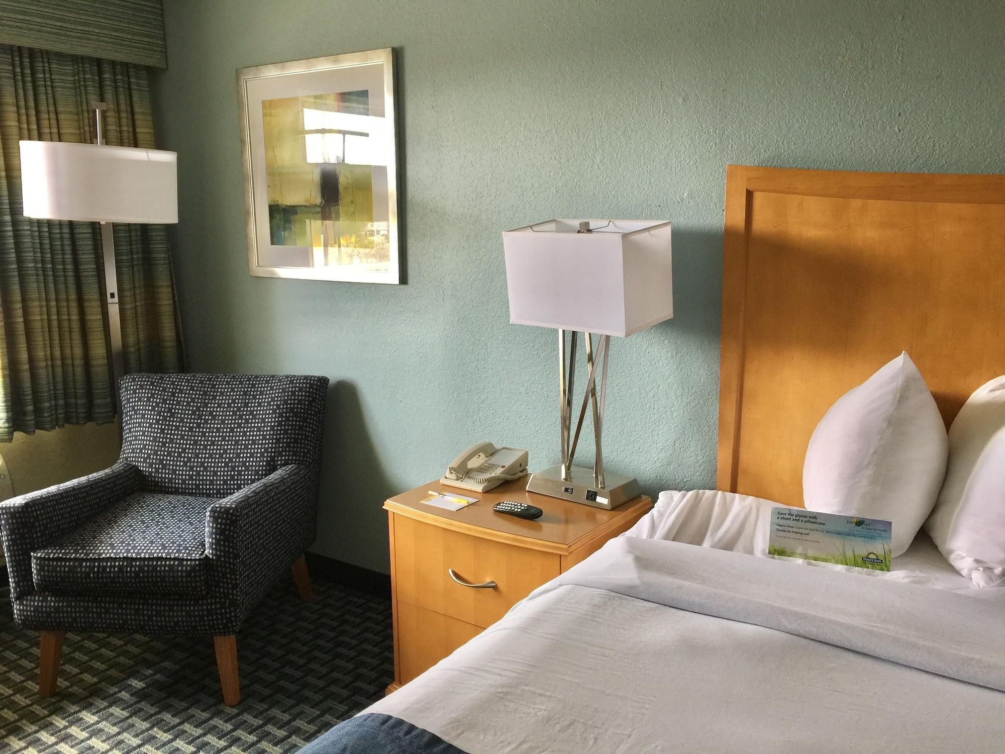 Days Inn By Wyndham Cocoa Beach Port Canaveral Екстериор снимка