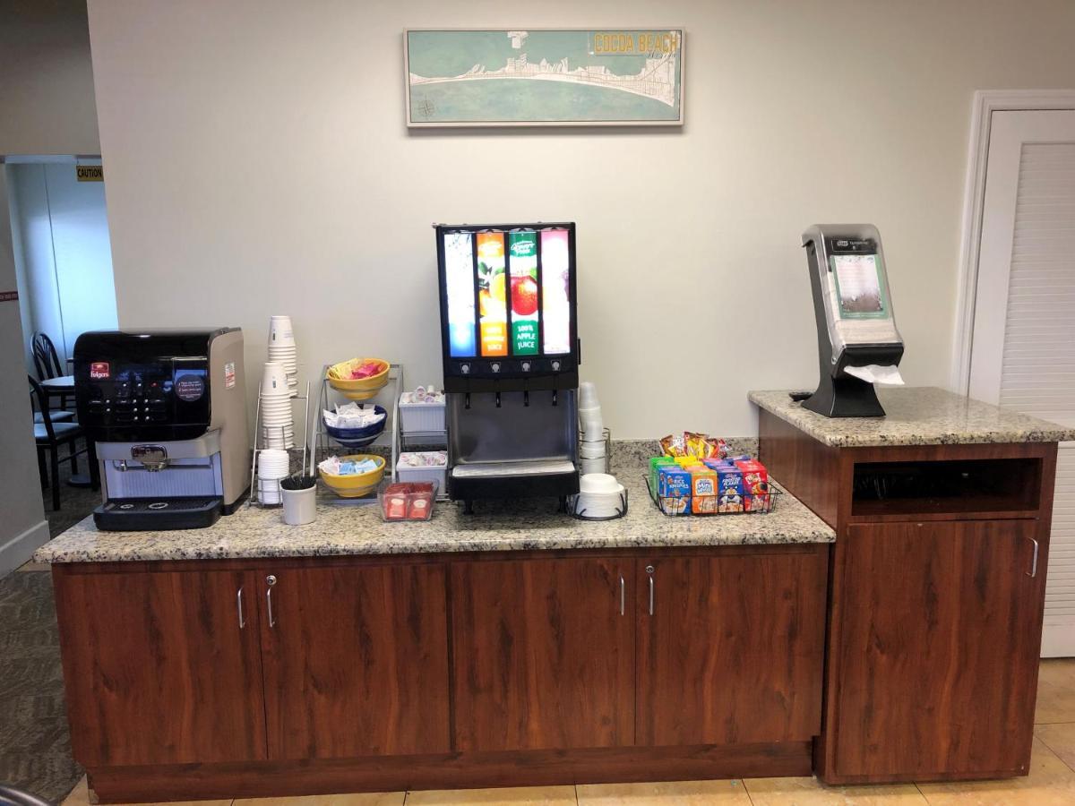 Days Inn By Wyndham Cocoa Beach Port Canaveral Екстериор снимка