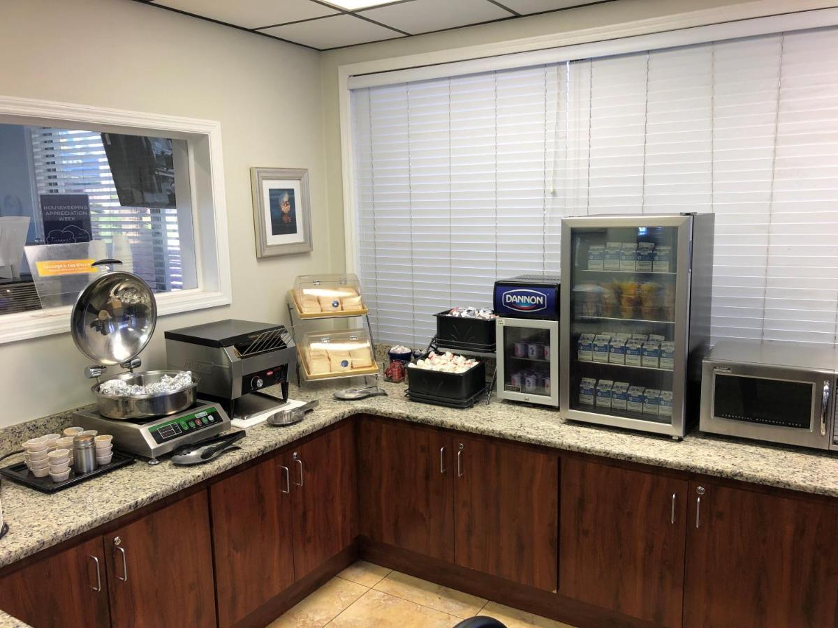 Days Inn By Wyndham Cocoa Beach Port Canaveral Екстериор снимка