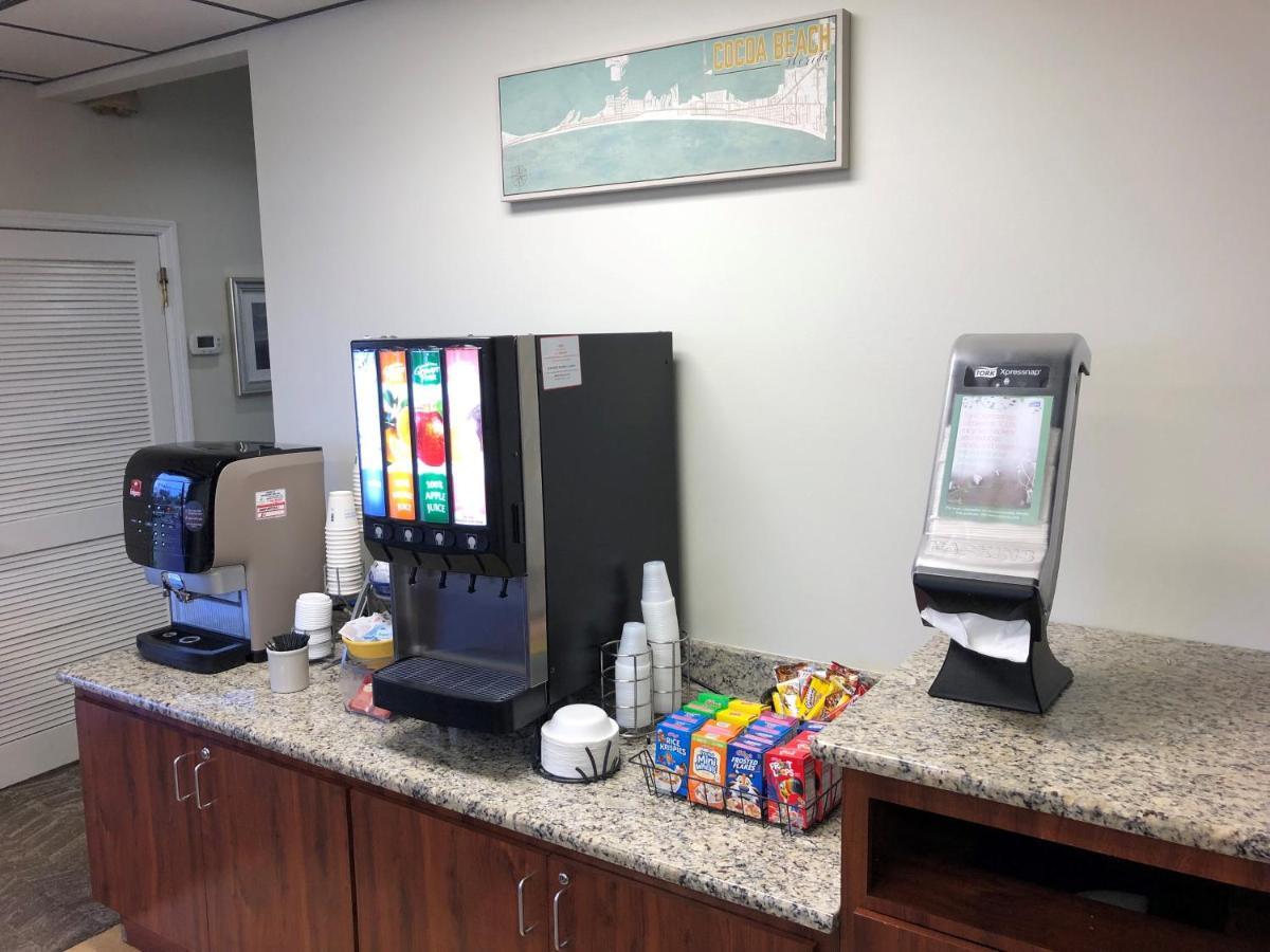 Days Inn By Wyndham Cocoa Beach Port Canaveral Екстериор снимка