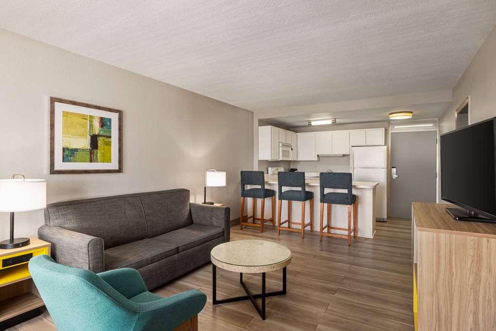 Days Inn By Wyndham Cocoa Beach Port Canaveral Стая снимка