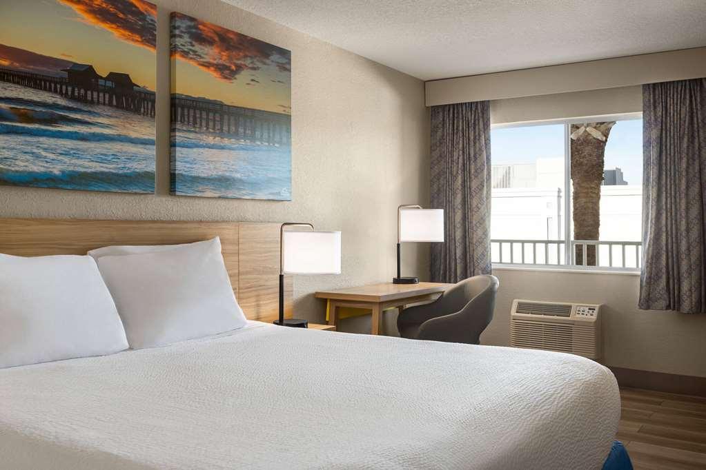 Days Inn By Wyndham Cocoa Beach Port Canaveral Стая снимка