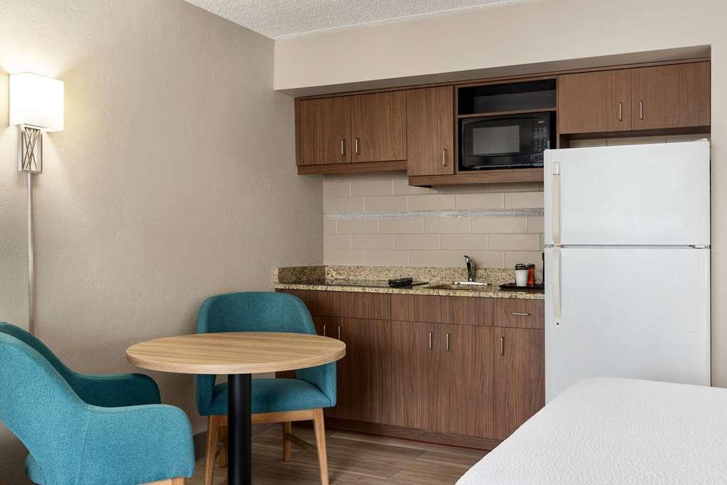Days Inn By Wyndham Cocoa Beach Port Canaveral Стая снимка