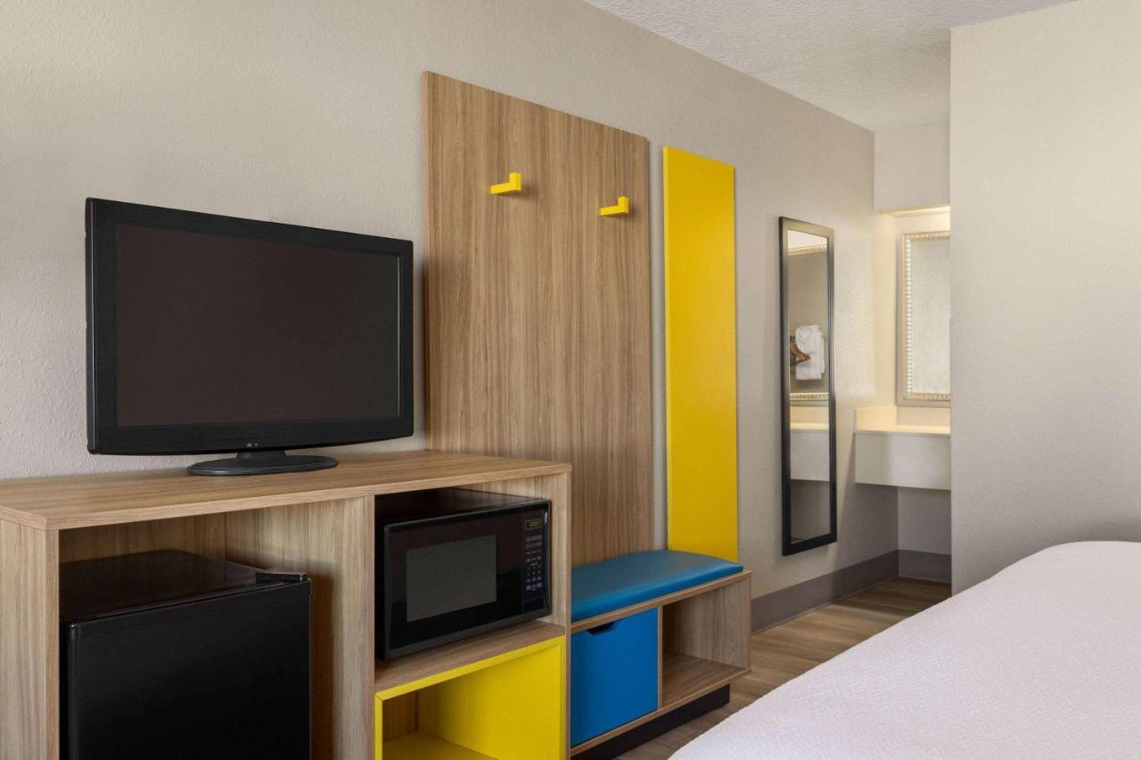 Days Inn By Wyndham Cocoa Beach Port Canaveral Екстериор снимка