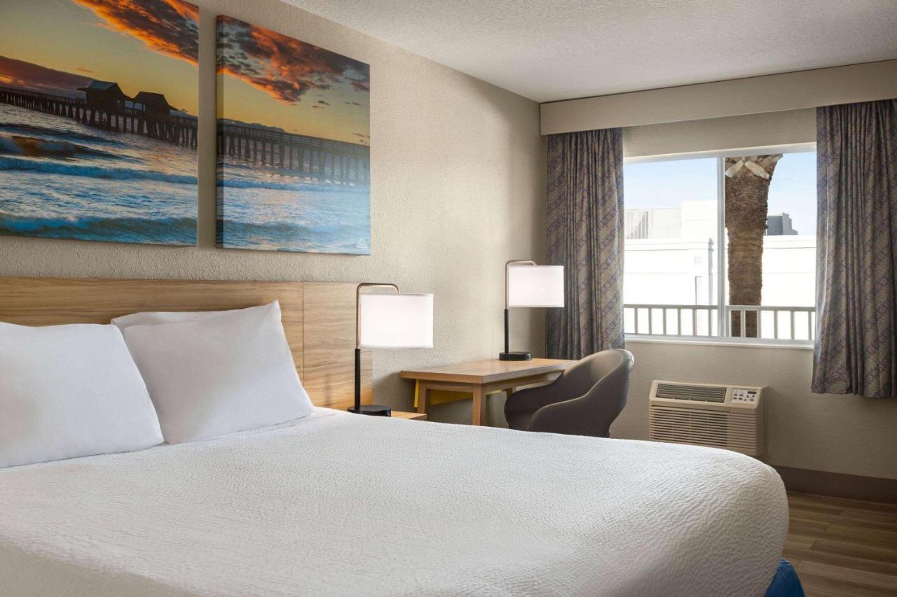 Days Inn By Wyndham Cocoa Beach Port Canaveral Екстериор снимка