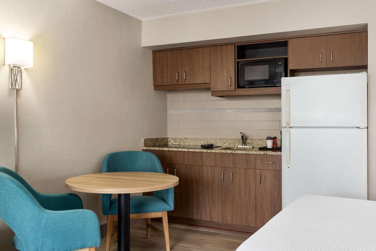 Days Inn By Wyndham Cocoa Beach Port Canaveral Екстериор снимка