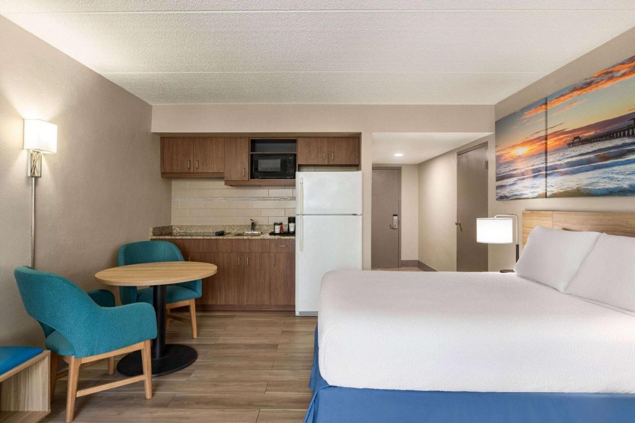 Days Inn By Wyndham Cocoa Beach Port Canaveral Екстериор снимка