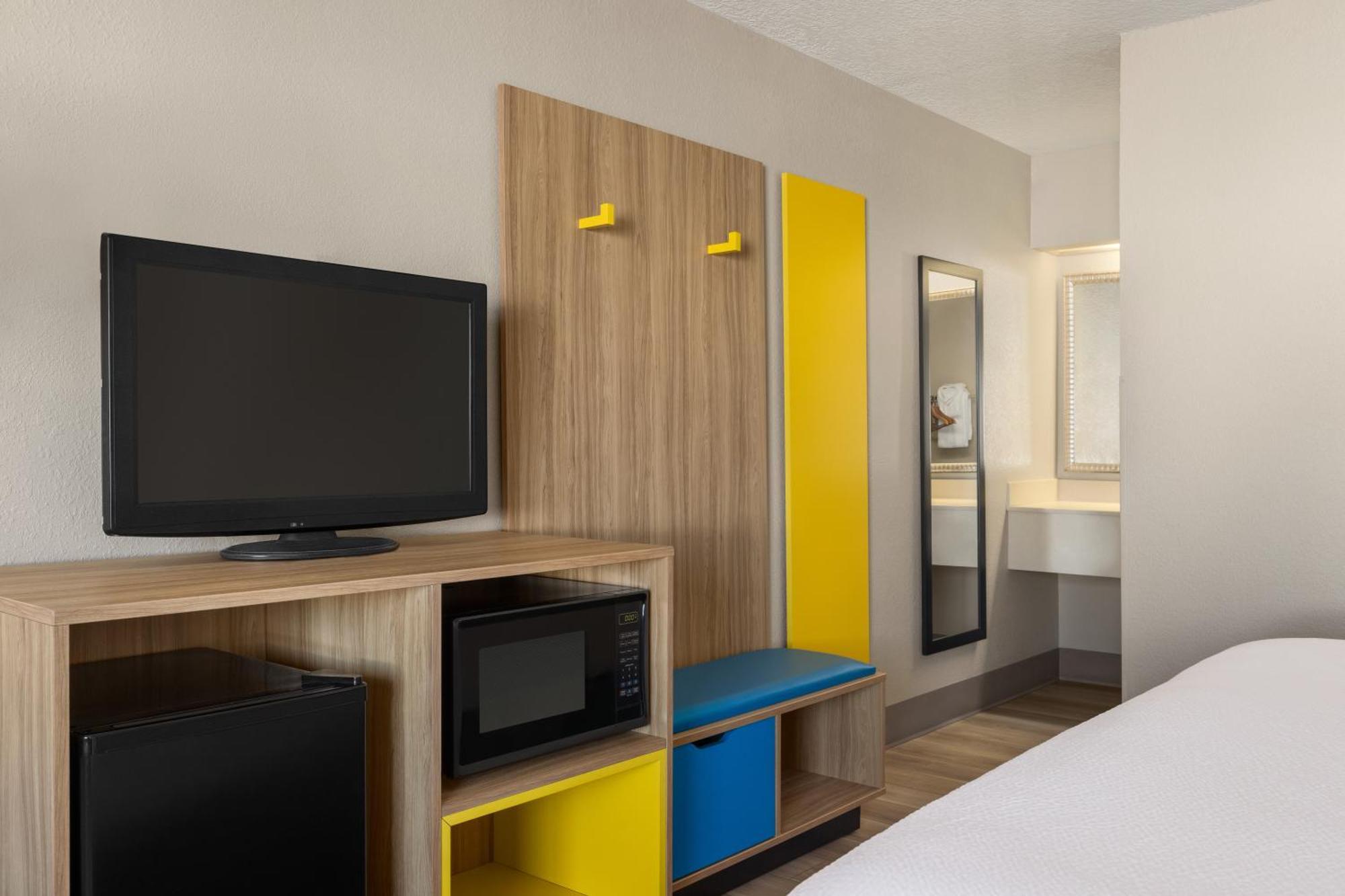 Days Inn By Wyndham Cocoa Beach Port Canaveral Екстериор снимка