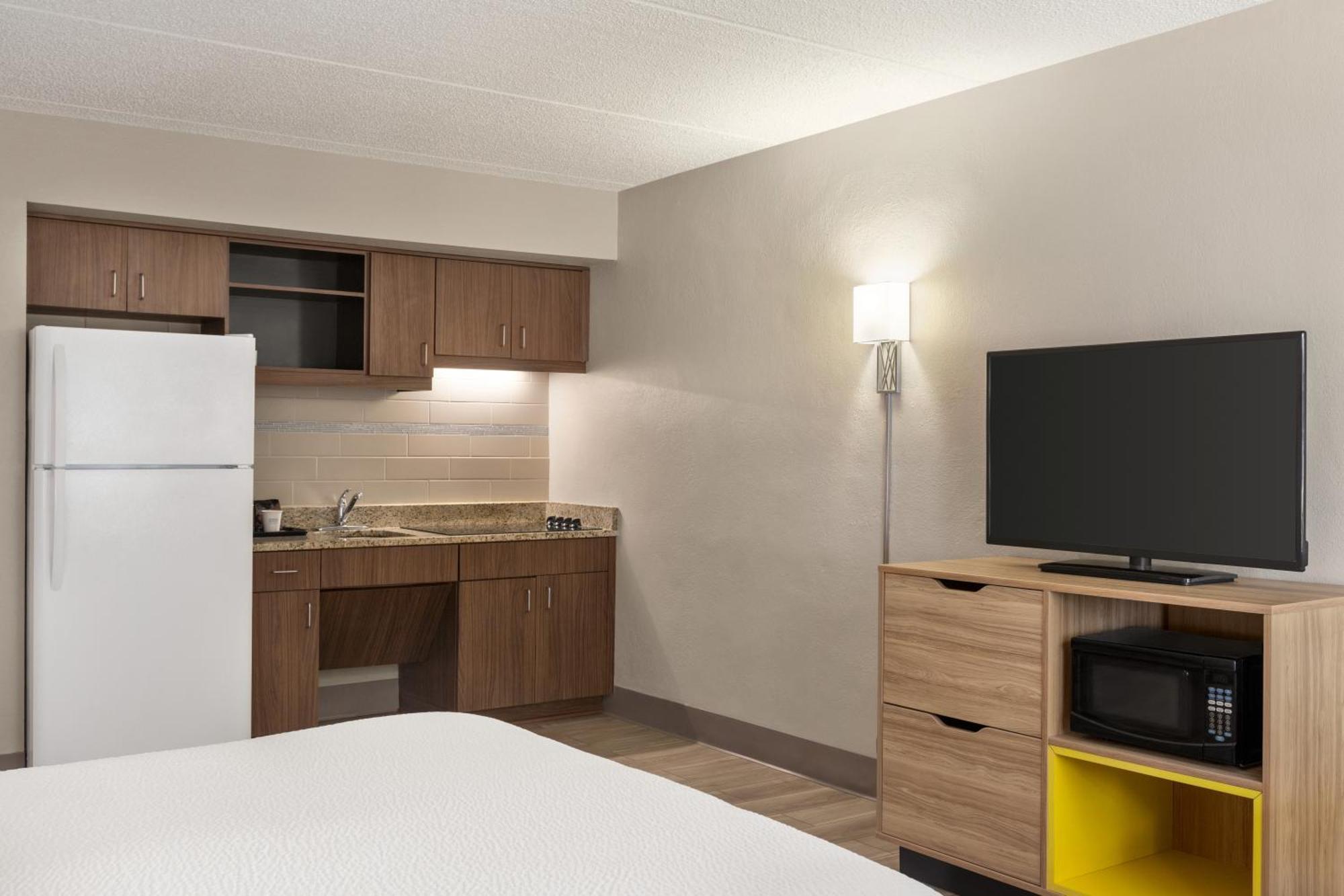 Days Inn By Wyndham Cocoa Beach Port Canaveral Екстериор снимка
