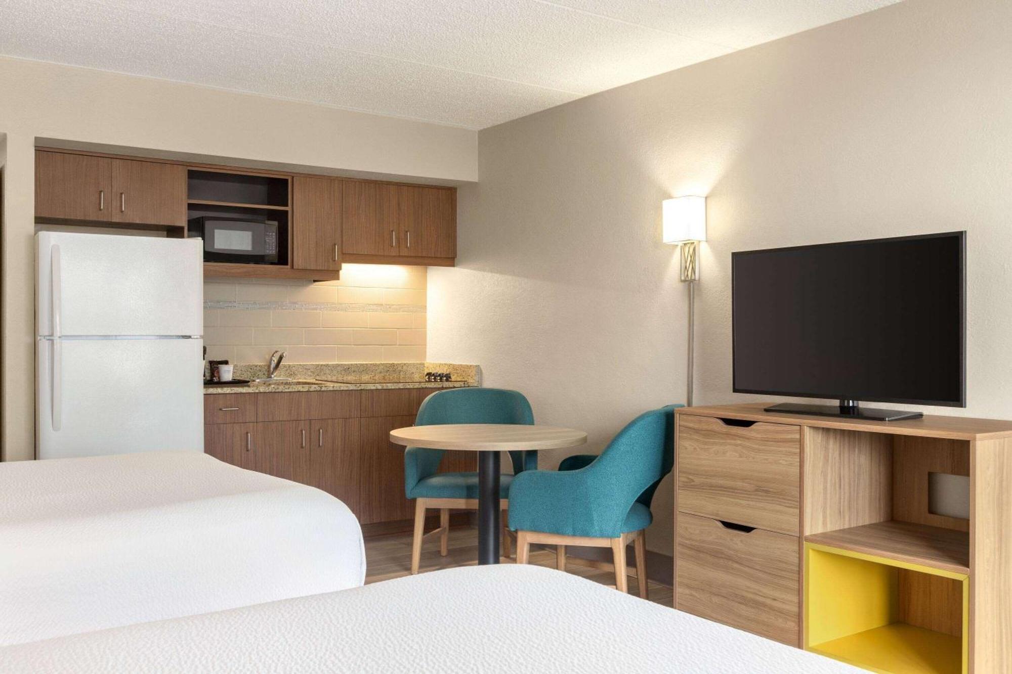 Days Inn By Wyndham Cocoa Beach Port Canaveral Екстериор снимка