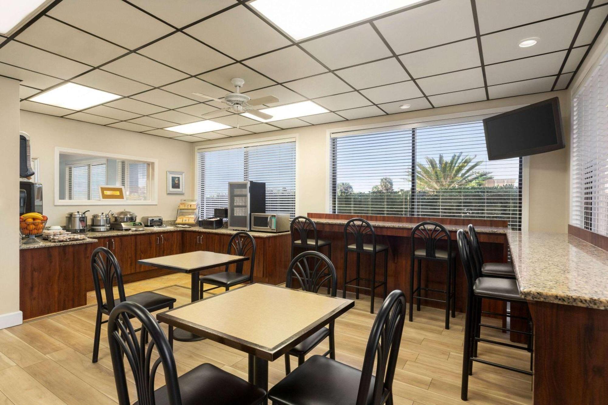 Days Inn By Wyndham Cocoa Beach Port Canaveral Екстериор снимка