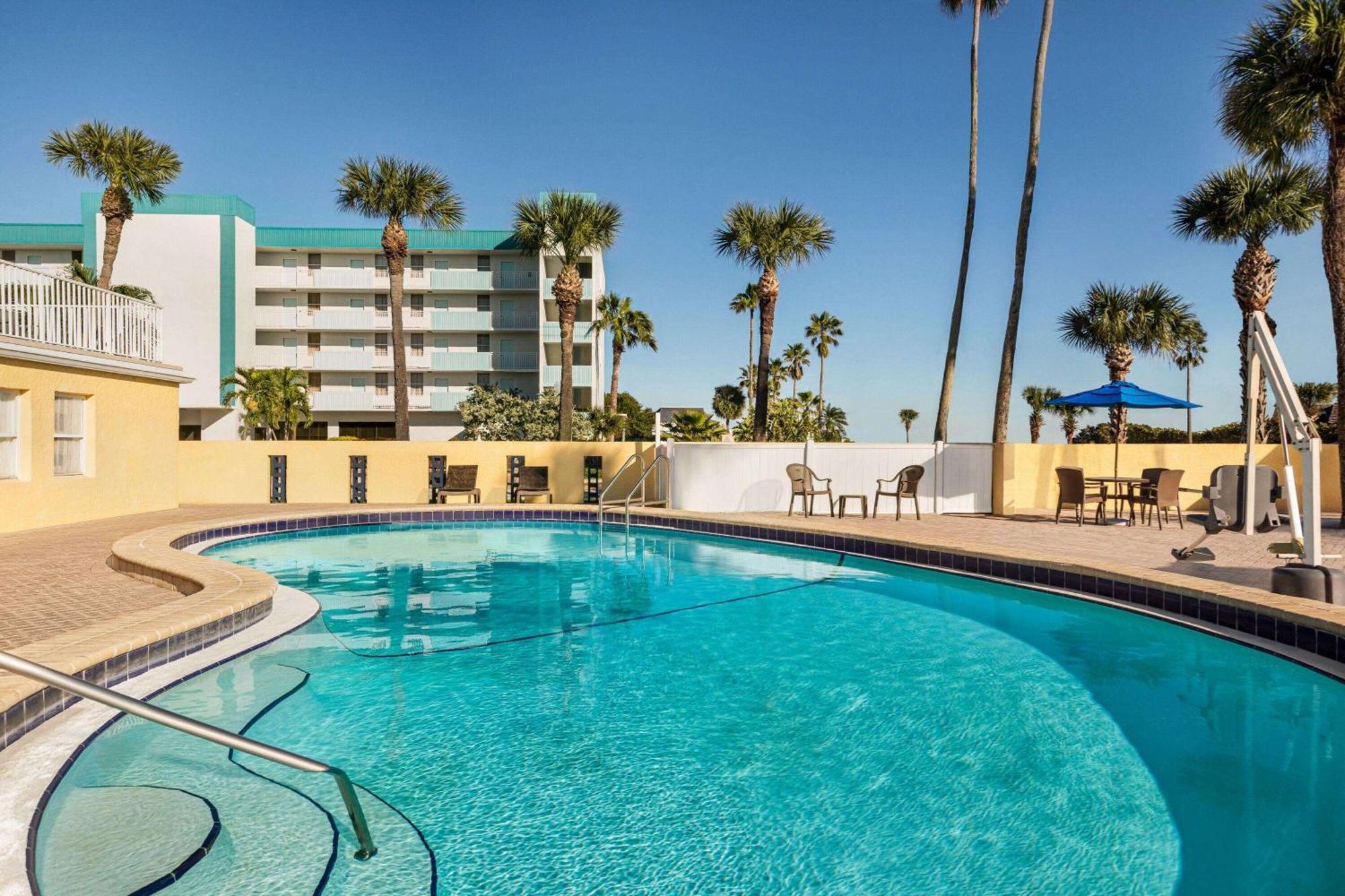 Days Inn By Wyndham Cocoa Beach Port Canaveral Екстериор снимка