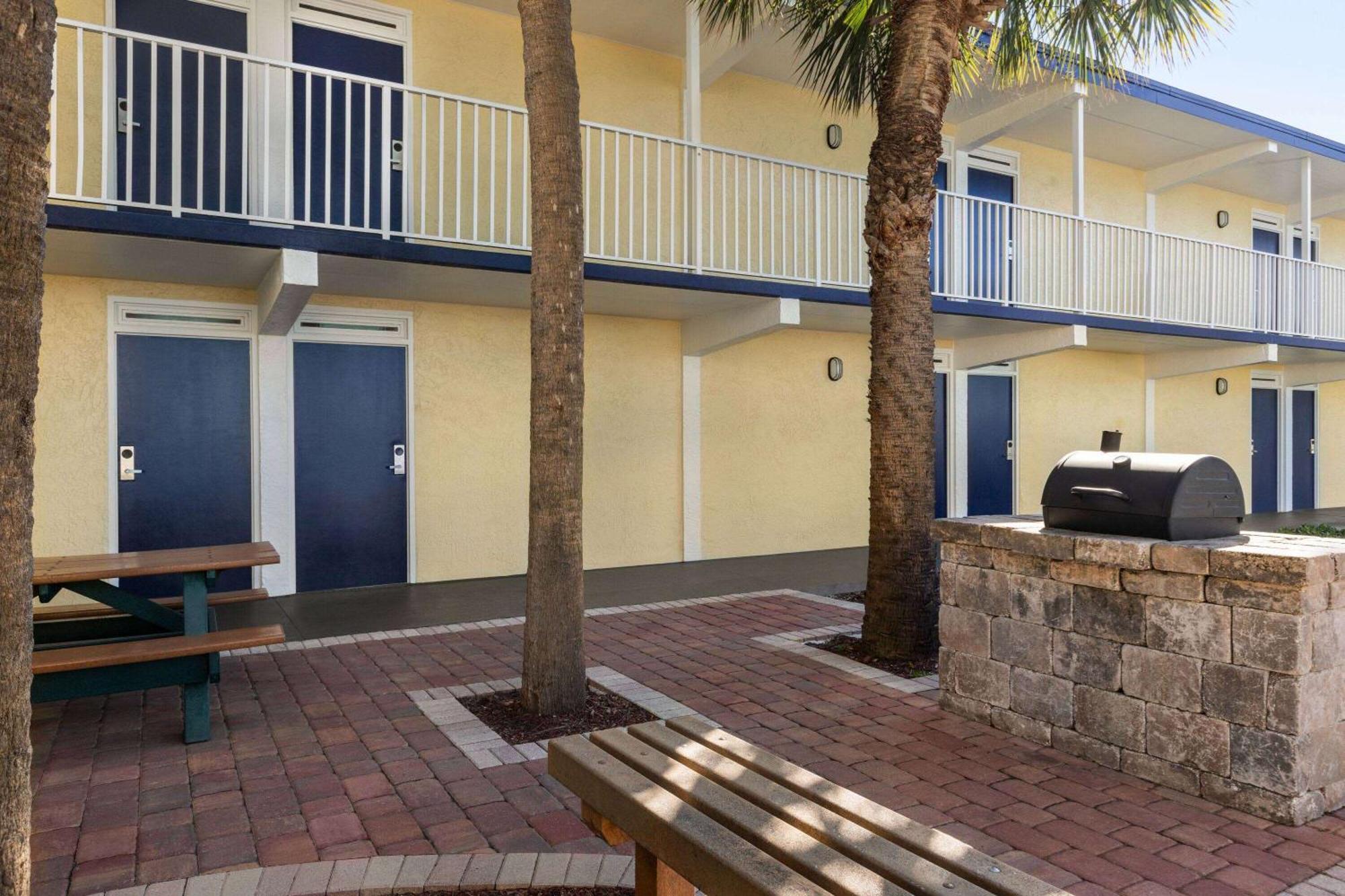 Days Inn By Wyndham Cocoa Beach Port Canaveral Екстериор снимка