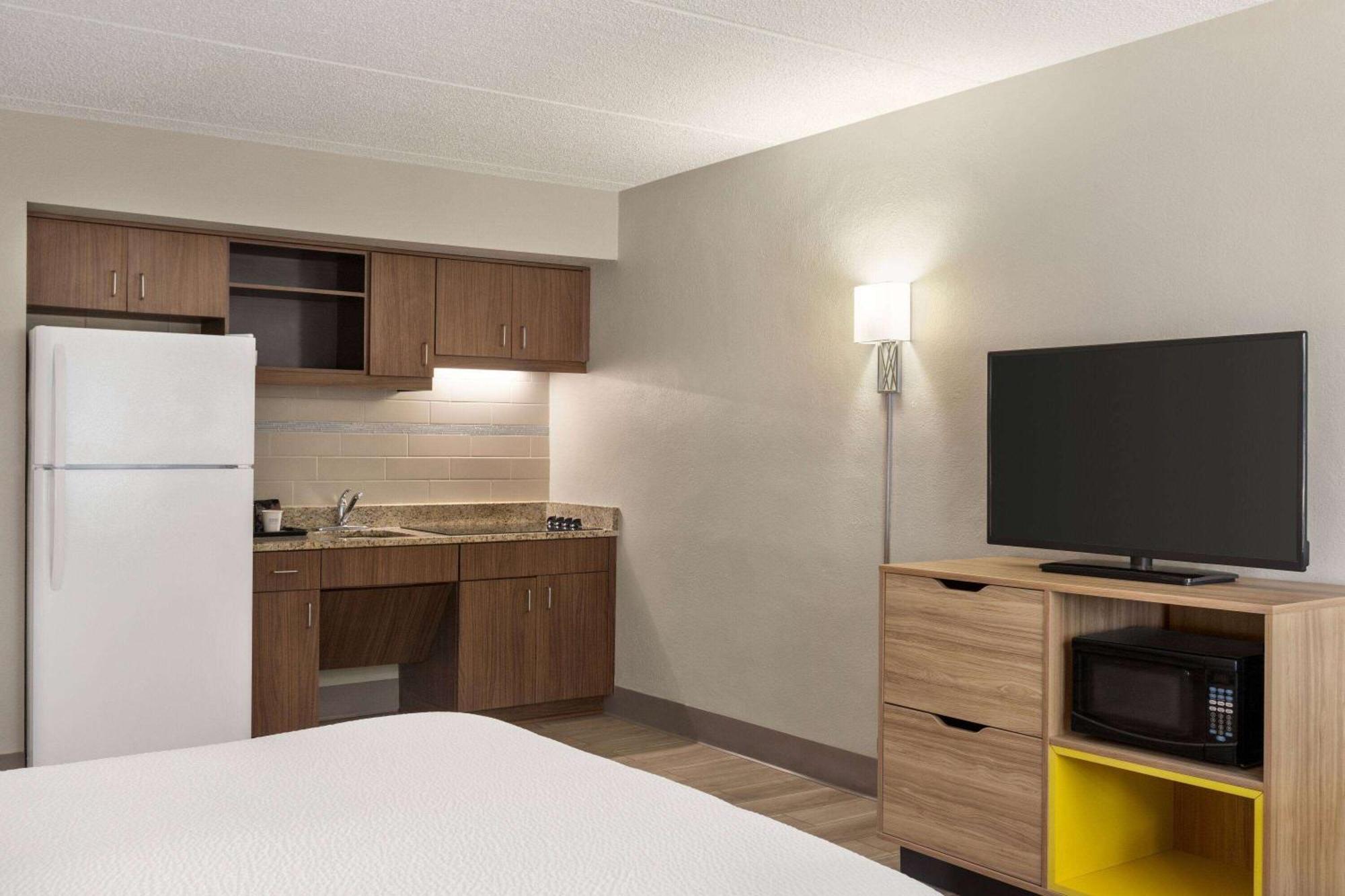Days Inn By Wyndham Cocoa Beach Port Canaveral Екстериор снимка